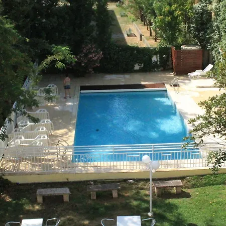 Ξενοδοχείο με διαμερίσματα Hr 2*